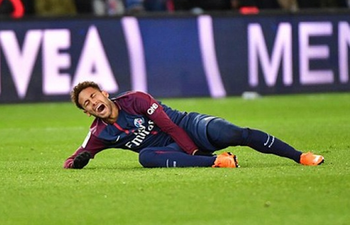 Neymar bật khóc ngay trên sân khi dính phải chấn thương nặng