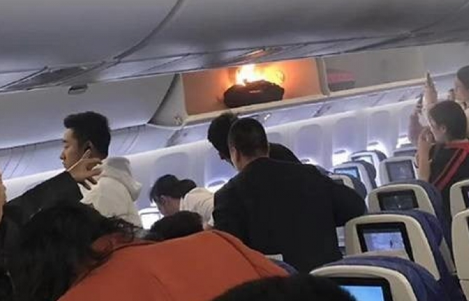 Trung Quốc: Sạc điện thoại bỗng cháy đùng đùng trên máy bay