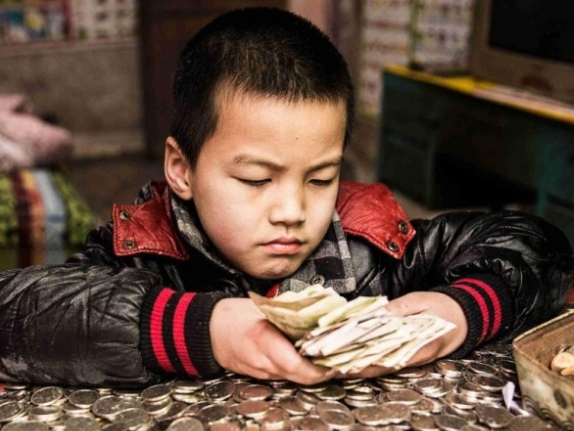 Trung Quốc: Bé 8 tuổi nhịn ăn sáng để chữa bệnh cho em trai