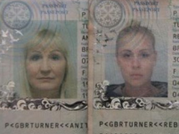 Bà mẹ U60 ung dung đi du lịch nước ngoài bằng hộ chiếu của con gái U30
