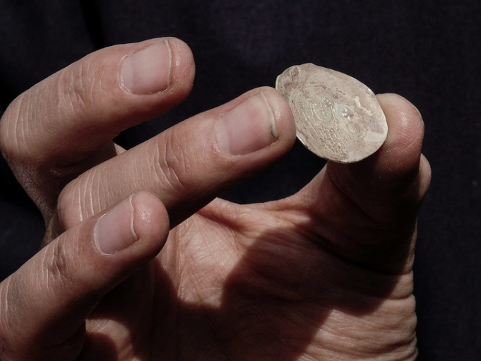 Israel phát hiện đồng tiền xu gần 2.000 năm tuổi
