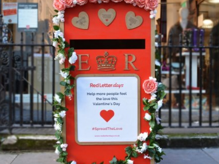 Xoa dịu những trái tim đơn côi trong Ngày Valetine ở Anh