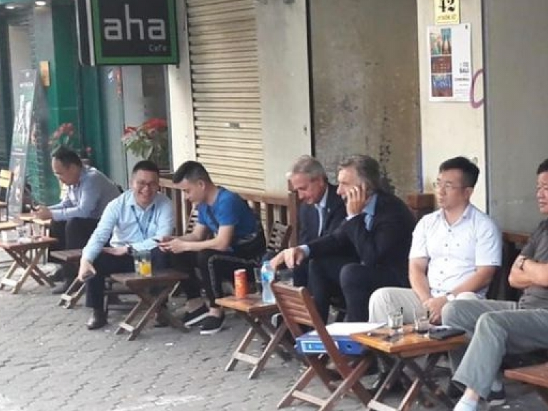 Tổng thống Argentina trải nghiệm dạo phố, uống cà phê vỉa hè Hà Nội