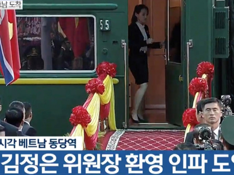 Em gái thân cận kiểm tra sân ga trước khi ông Kim Jong-un xuống tàu