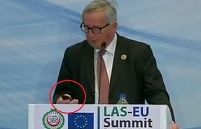Chủ tịch EU gây bất ngờ khi dừng phát biểu để nghe điện thoại của vợ