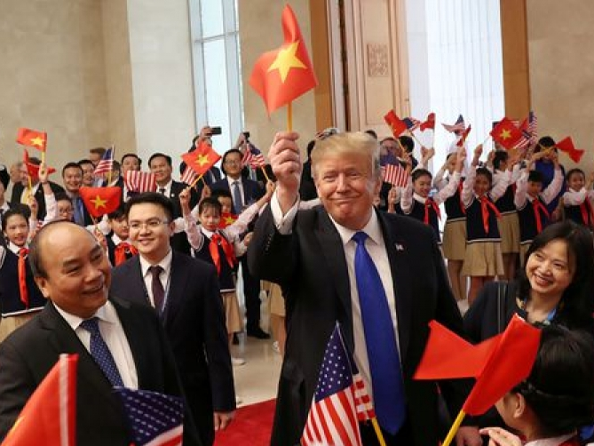 Tổng thống Mỹ vẫy cờ Việt Nam khi gặp Thủ tướng Nguyễn Xuân Phúc