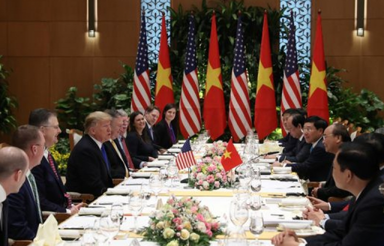 Tổng thống Mỹ được thiết đãi món nem cuốn, chè sen trong bữa trưa với Thủ tướng Nguyễn Xuân Phúc