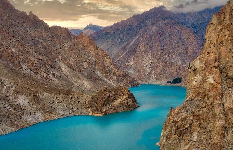 Sự thật buồn phía sau hồ nước đẹp như tranh vẽ ở Pakistan