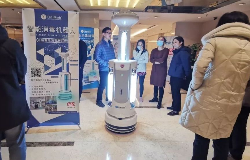 Trung Quốc điều robot khử trùng đến các bệnh viện tại Vũ Hán