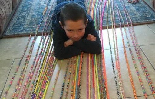Bắc Ireland: Bé trai 10 tuổi tết thành công vòng đeo tay dài nhất thế giới