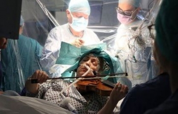 Anh: Bệnh nhân chơi vĩ cầm trong lúc bác sĩ phẫu thuật cắt u não