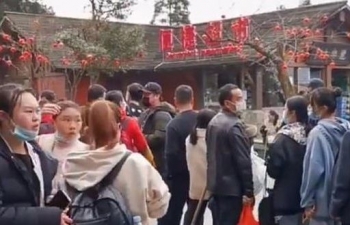Trung Quốc: Bất chấp dịch Covid-19, các điểm du lịch đông nghịt khách sau khi mở cửa trở lại