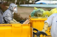 Dịch Covid-19: Hình ảnh nhân viên y tế Vũ Hán vật vã dọn rác thải bệnh viện