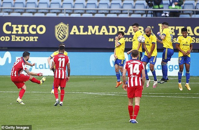 Dù phải làm khách nhưng Atletico áp đảo ngay sau tiếng còi khai cuộc. Suarez mở tỷ số ở phút 28 bằng cú sút phạt đẳng cấp từ cự ly khoảng chừng 25m. 