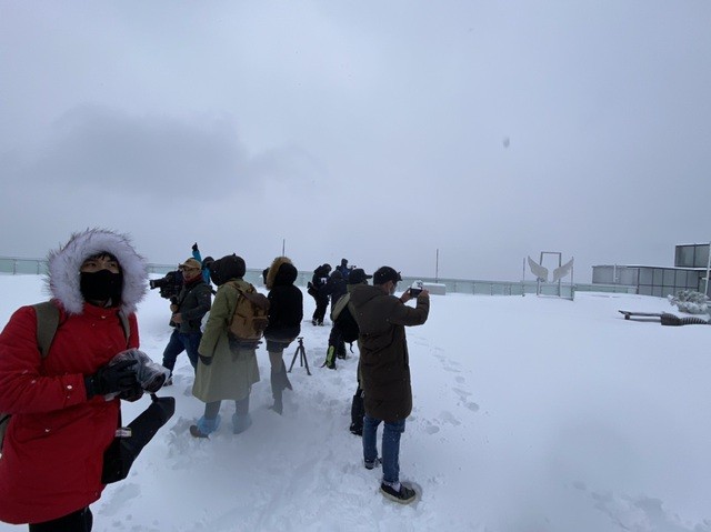Du khách đổ về Fansipan ngắm cảnh tuyết rơi như trời Âu