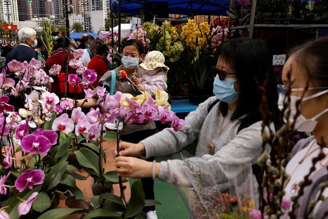 Người Hong Kong đi mua hoa ngày cuối năm để chuẩn bị đón năm mới Tân Sửu. (Nguồn: Reuters)