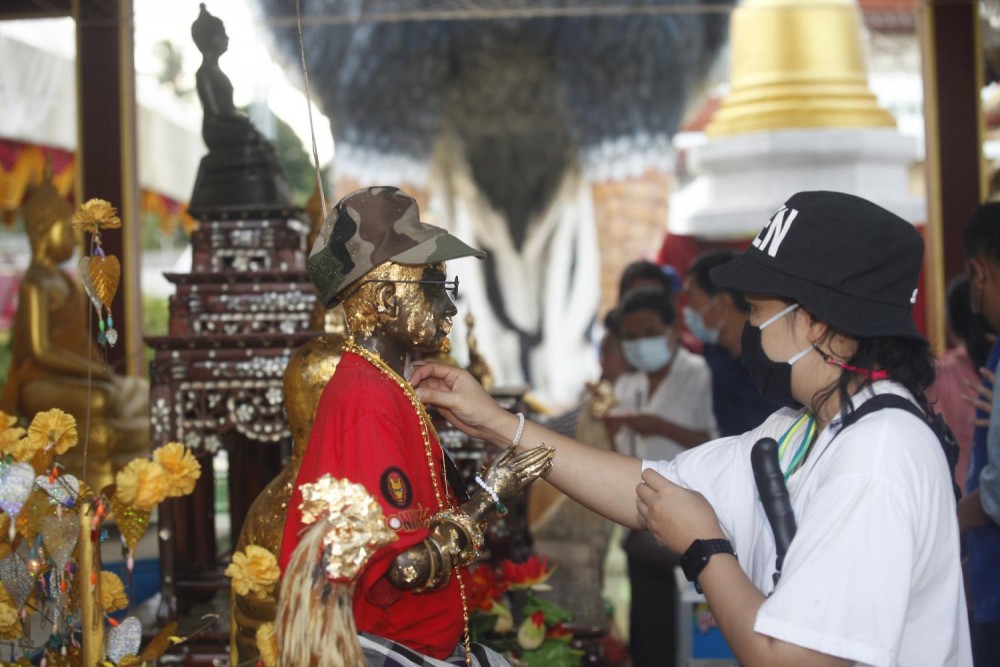Thái Lan: Ngôi chùa khách đến thăm dâng toàn tượng gà để cầu mong may mắn