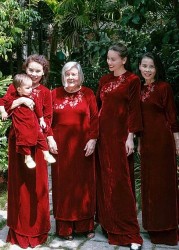 Mỹ nhân Việt xinh đẹp khi diện đồ đôi bên mẹ