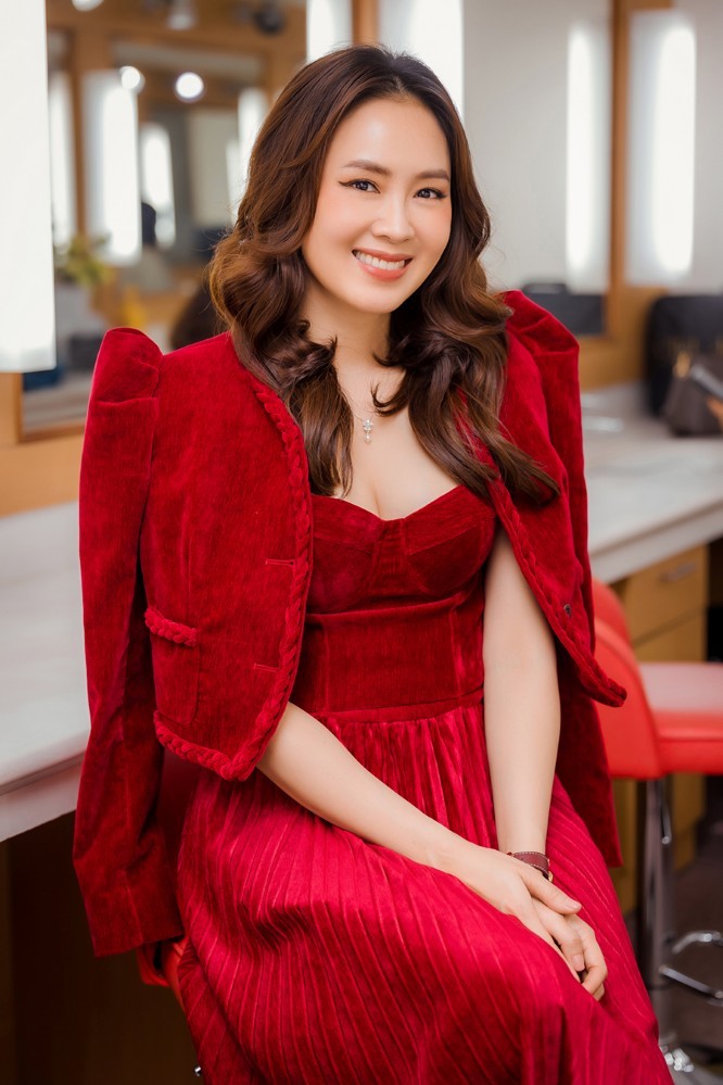 Hồng Diễm kết hợp váy cúp ngực vải nhung với áo khoác cùng chất liệu khi làm khách mời trong một chương trình Tết trên VTV.