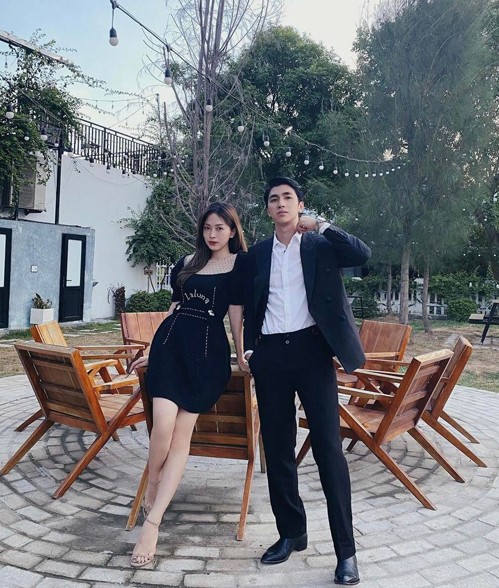 Trong suốt 4 năm yêu nhau, Phương Nga và Bình An luôn thể hiện sự đồng điệu về phong cách thời trang khi đi chơi, đi làm và tham gia các sự kiện. Trong suốt 4 năm yêu nhau, Phương Nga và Bình An luôn thể hiện sự đồng điệu về phong cách thời trang khi đi chơi, đi làm và tham gia các sự kiện.