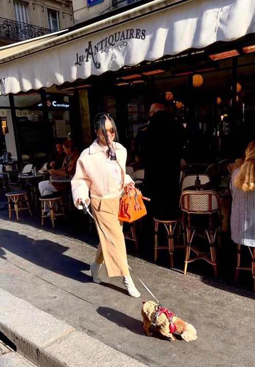 Hồng Nhung xuống phố cafe với set đồ màu trung tính tôn vẻ thanh lịch. Cô chọn thêm túi Hermes tông cam nổi bật để tạo điểm nhấn.