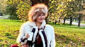 Ca sĩ Hồng Nhung trẻ trung, cá tính với thời trang mùa lạnh ở Pháp
