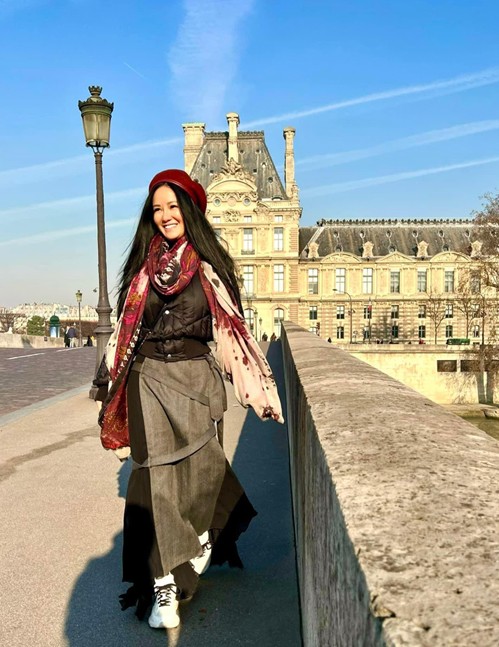 Ca sĩ Hồng Nhung trẻ trung, cá tính với thời trang mùa lạnh ở Pháp
