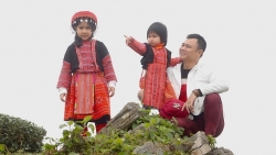 Gia đình NSND Tự Long diện trang phục dân tộc, ghi lại những khoảnh khắc đẹp ở đồi chè Mộc Châu