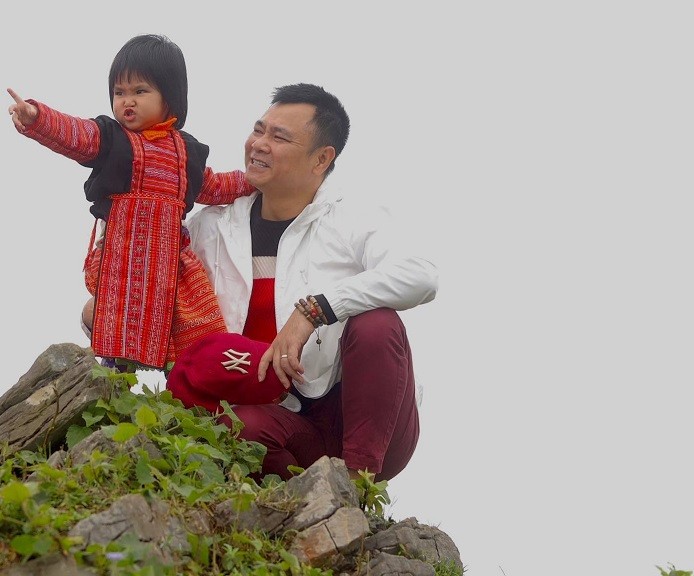 vợ NSND Tự Long cho biết hai con gái rất thích những buổi cả gia đình đi dã ngoại để các con hòa mình vào thiên nhiên, gần gũi cây cỏ. 