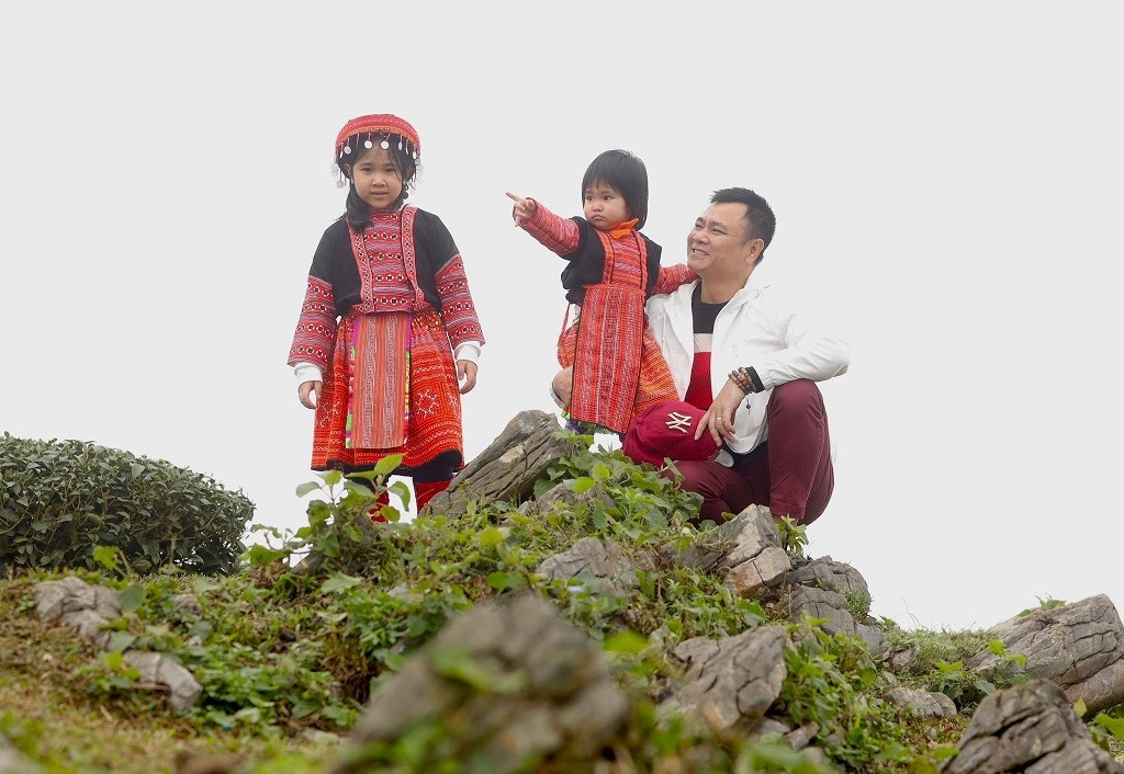 Gia đình NSND Tự Long rực rỡ trên đồi chè Mộc Châu