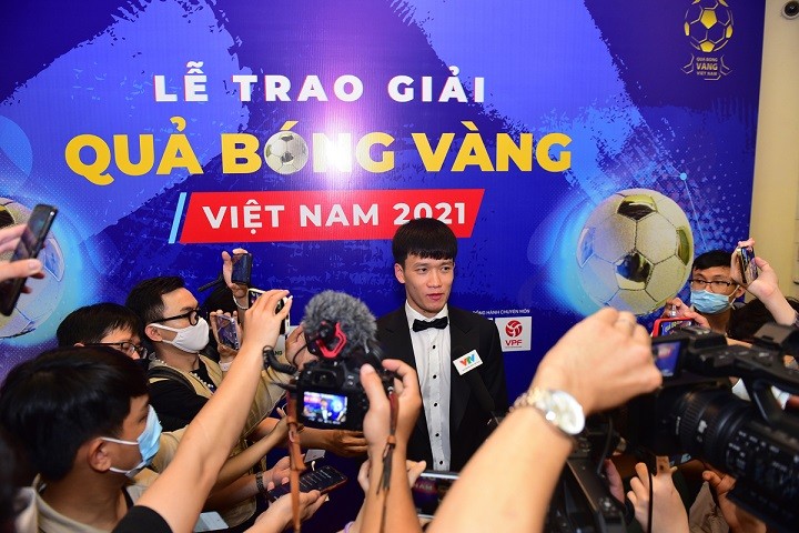 Giới truyền thông vây quanh chụp hình và phỏng vấn Hoàng Đức trước lễ trao giải. Đây là lần đầu tiên Hoàng Đức giành Quả bóng vàng Việt Nam.