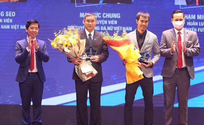 Mở đầu chương trình, ban tổ chức vinh danh ba huấn luyện viên Park Hang-seo (tuyển nam Việt Nam), Mai Đức Chung (tuyển nữ Việt Nam) và Phạm Minh Giang (tuyển futsal). Do ông Park bận công việc, chỉ có HLV Mai Đức Chung và Phạm Minh Giang lên sân khấu nhận kỷ niệm chương vì những đóng góp cho bóng đá Việt Nam trong năm 2021.