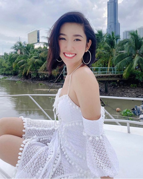Sao Việt chọn tông trắng khi dự tiệc tại du thuyền trên sông Sài Gòn