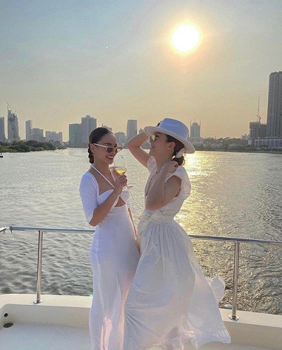Sao Việt chọn tông trắng khi dự tiệc trên du thuyền tại Sài Gòn