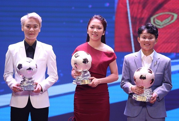 Quả Bóng vàng Việt Nam 2021: Thời trang thanh lịch khác hẳn trên sân cỏ của các tuyển thủ nữ