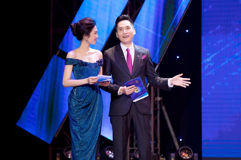 Trần Ngọc Anh tung hứng ăn ý với MC Quốc Khánh. Sau khi chương trình lên sóng, cô nhận nhiều lời khen vì phong thái tự tin, giọng dẫn truyền cảm và nhan sắc xinh đẹp ở mỗi khung hình.