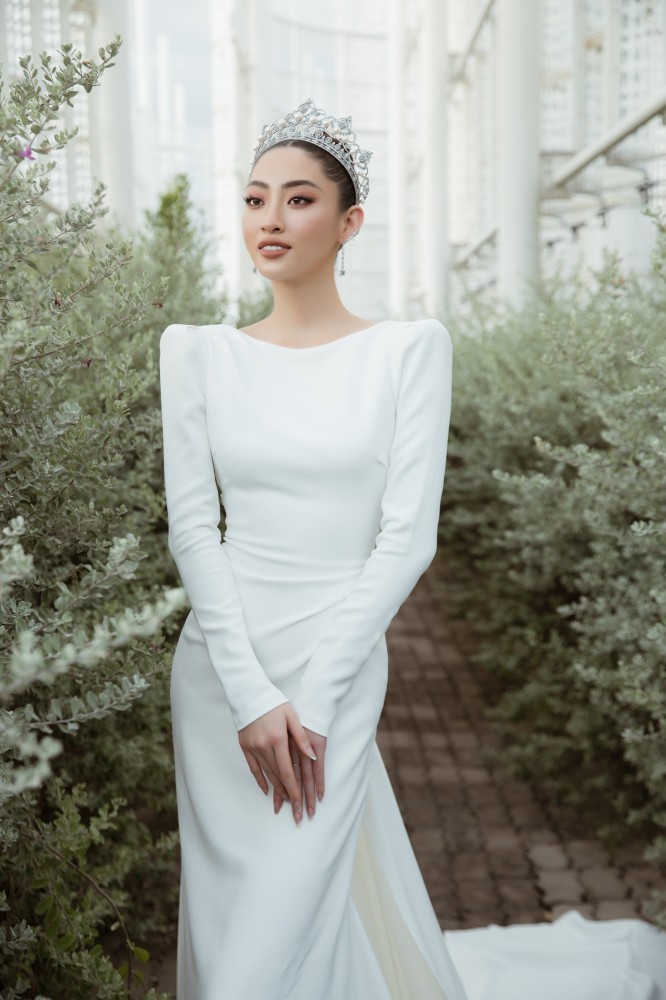 Thiết kế váy cưới có giá khoảng 6.000 USD được Lương Thùy Linh sử dụng cùng vương miện ba tỷ đồng để thêm phần sang trọng.