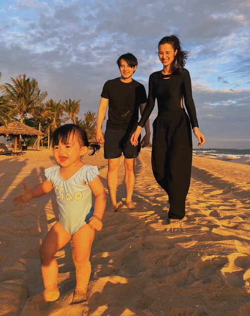Gia đình Đông Nhi đi biển nghỉ dưỡng những ngày đầu năm. Trong bức ảnh của ba thành viên, cô nhóc Winnie thành tâm điểm với biểu cảm ngộ nghĩnh khi diện đồ bơi nghịch cát.