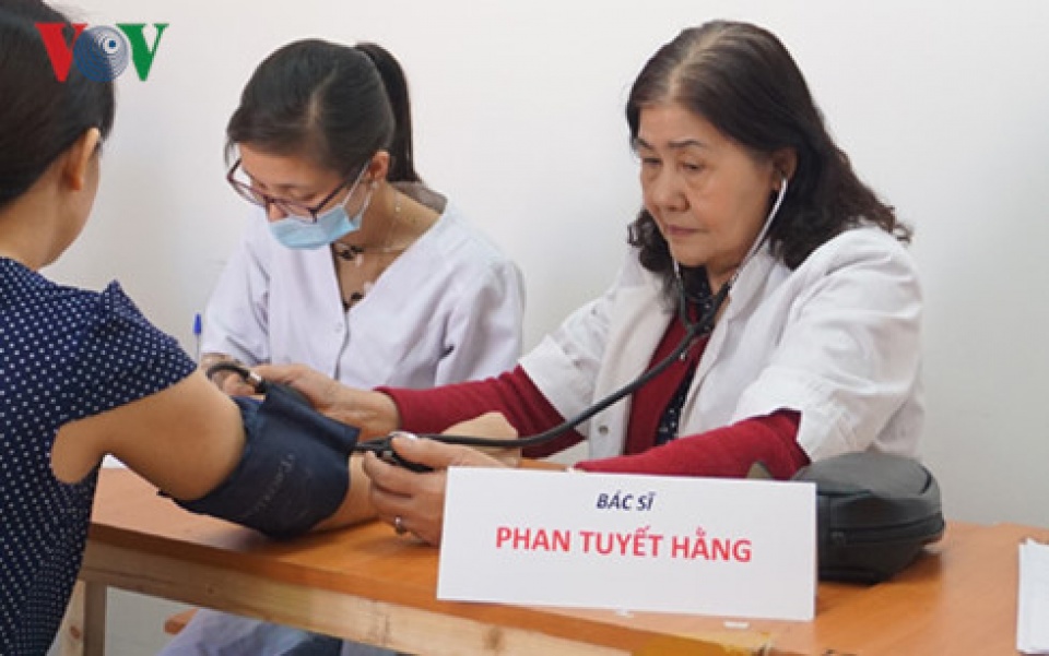 Nhóm bác sĩ trẻ người Việt khám từ thiện cho công nhân Việt ở Nga huong ung thang thanh nien nhom bac si tre nguoi viet kham tu thien cho cong nhan viet o nga