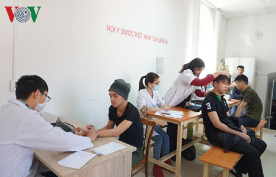 Nhóm bác sĩ trẻ người Việt khám từ thiện cho công nhân Việt ở Nga