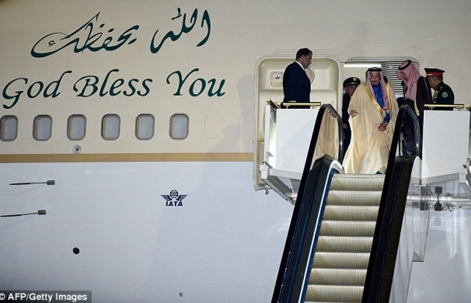 Quốc vương Saudi Arabia dùng thang dát vàng khi đến Nhật Bản