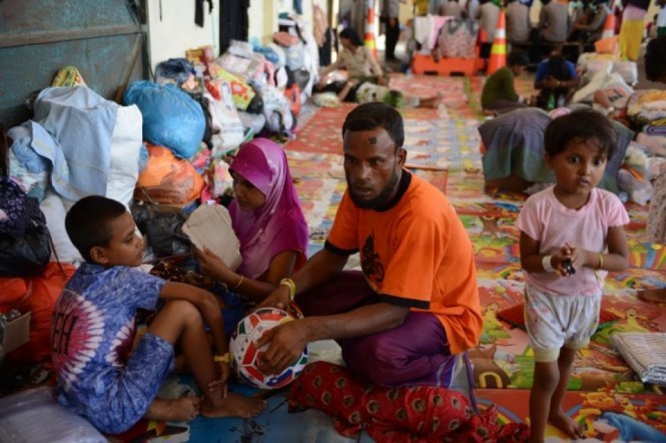 bangladesh cam cung cap phuong tien lien lac cho nguoi hoi giao rohingya