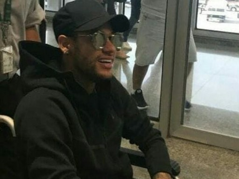Neymar ngồi xe lăn, có nguy cơ vắng mặt ở World Cup 2018