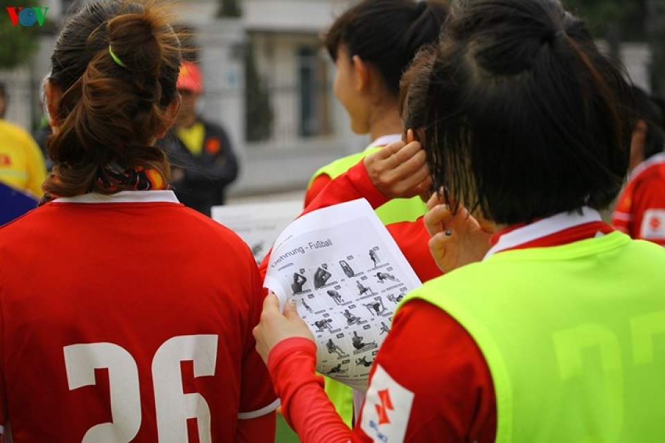 ngay 83 hlv mai duc chung tang qua dac biet cho dt nu viet nam