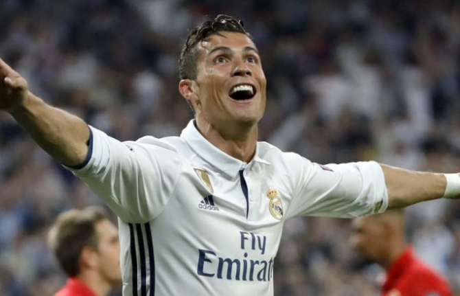 C.Ronaldo lập kỷ lục ghi hat-trick ở châu Âu