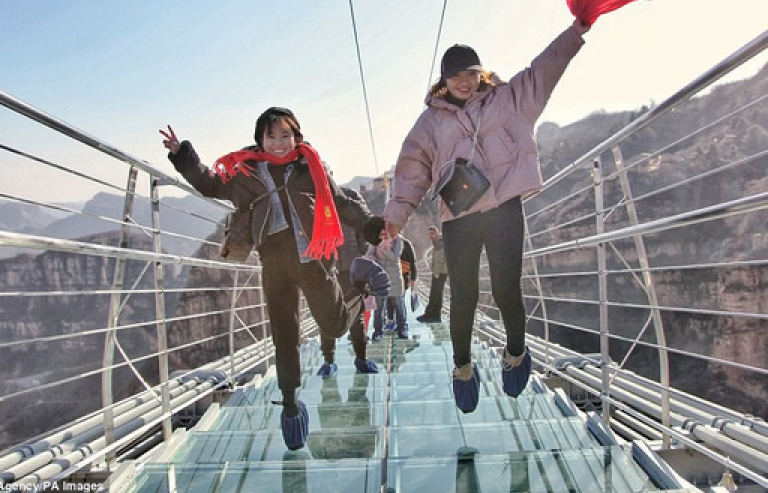Trung Quốc: Hàng trăm du khách chen chúc trên cầu kính cao 200m