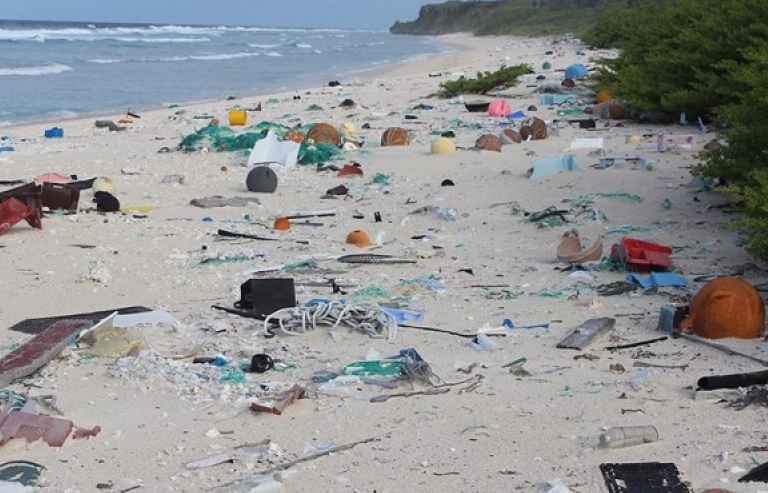 Cận cảnh hòn đảo không người nhưng nhiều rác nhất thế giới