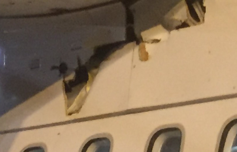 Hoảng hồn phát hiện máy bay Air France thủng thân giữa trời