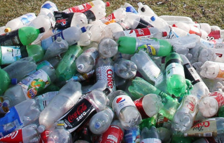 Anh "đánh thuế" vỏ chai nhằm giảm thiểu rác thải