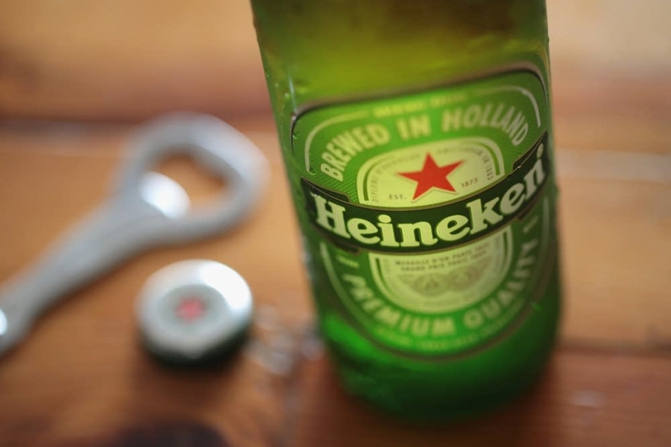 heineken rut quang cao bi chi trich la phan biet chung toc